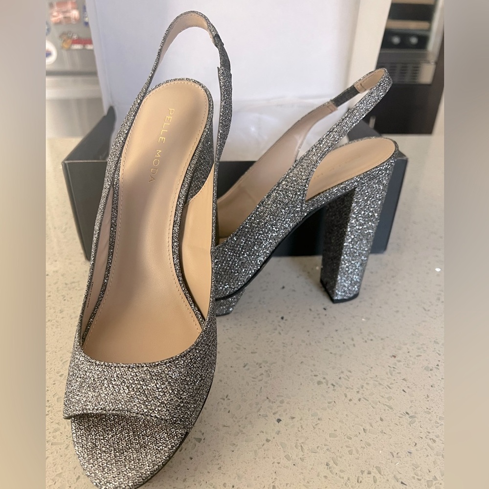 Brand new Pelle Moda Pewter Metallic Textile shoes, size 9M! Never worn.